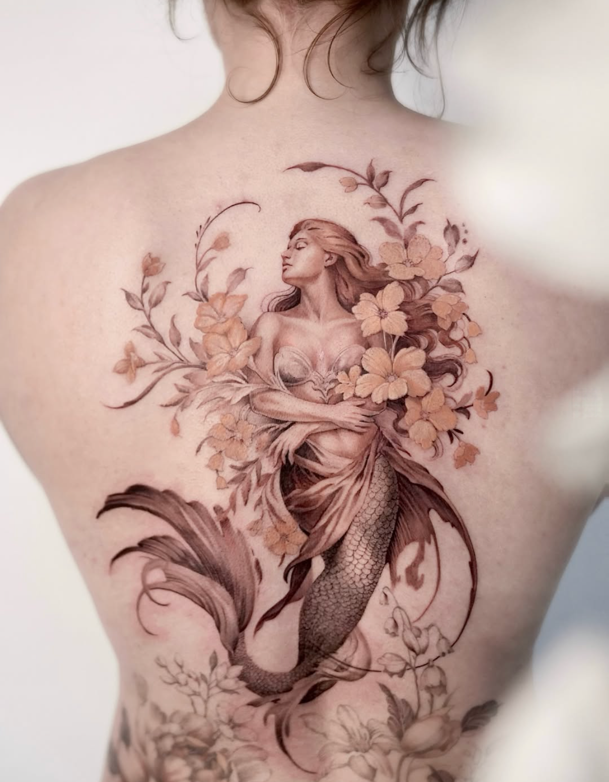 Meerjungfrau und Blüten · Rücken · Tattoo von Annlie, Velvet Line Karlsruhe