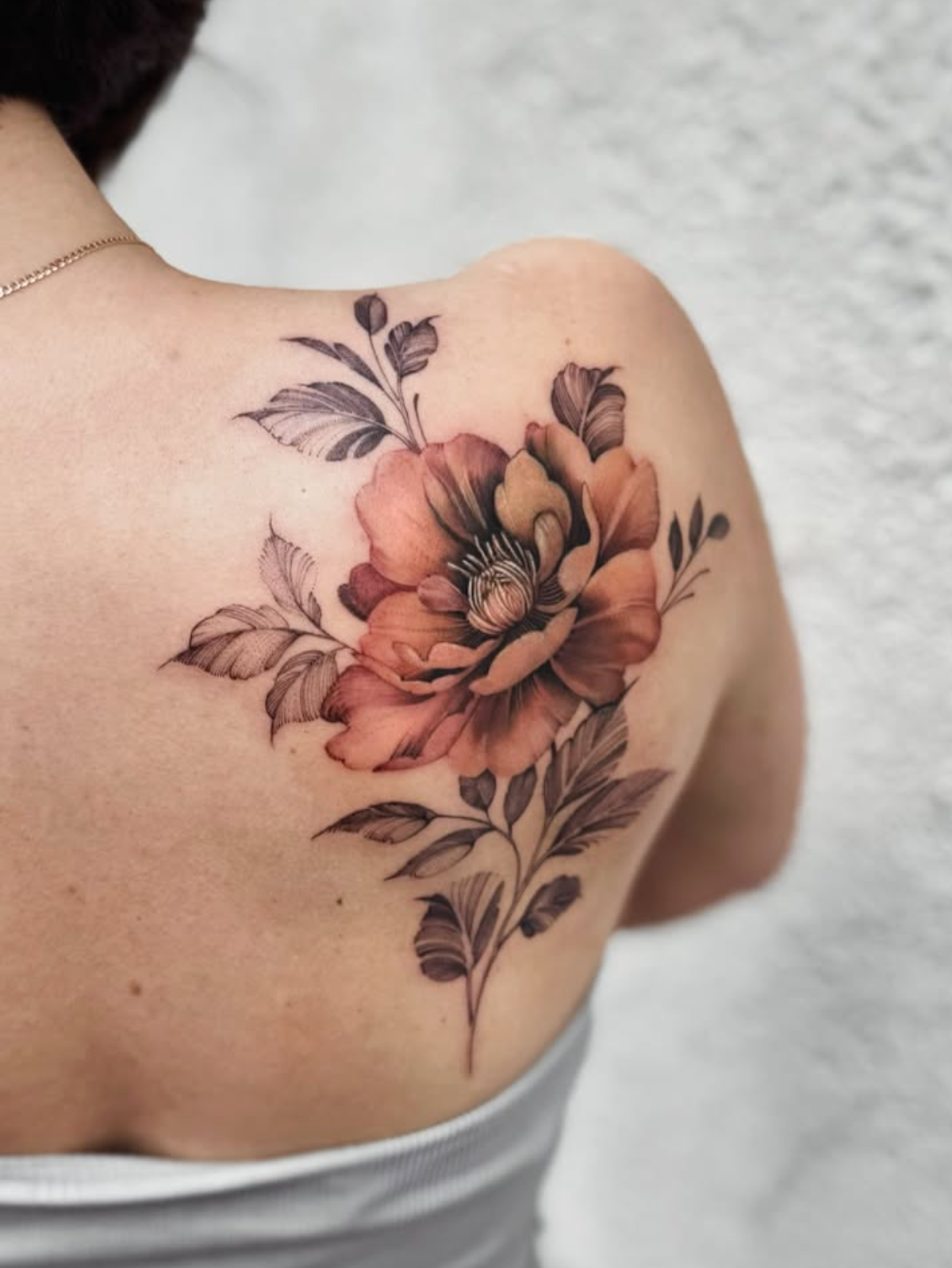 Eine Blüte in warmen Tönen · Schulterblatt · Tattoo von Annlie, Velvet Line Karlsruhe