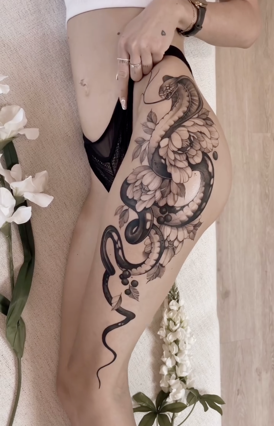 Schlange zwischen Blüten · Oberschenkel · Tattoo von Annlie, Velvet Line Karlsruhe