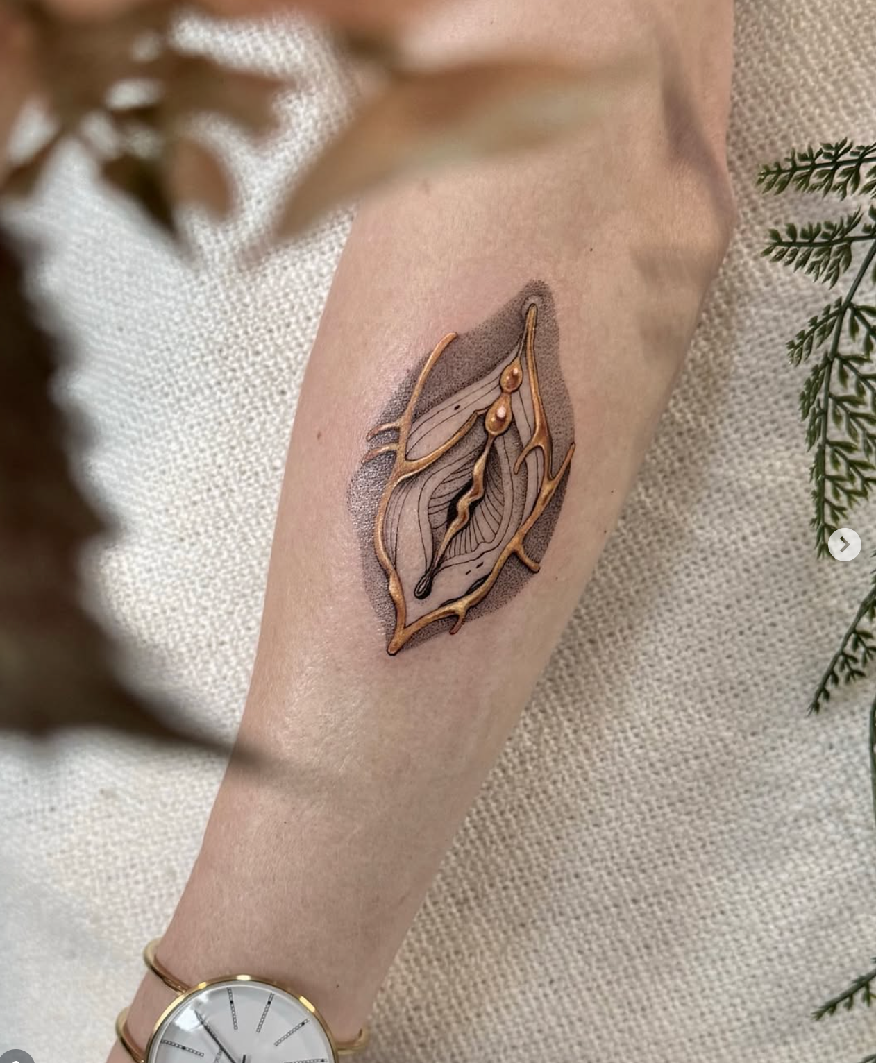 Ornament mit goldenen Akzenten · Unterarm · Tattoo von Annlie, Velvet Line Karlsruhe