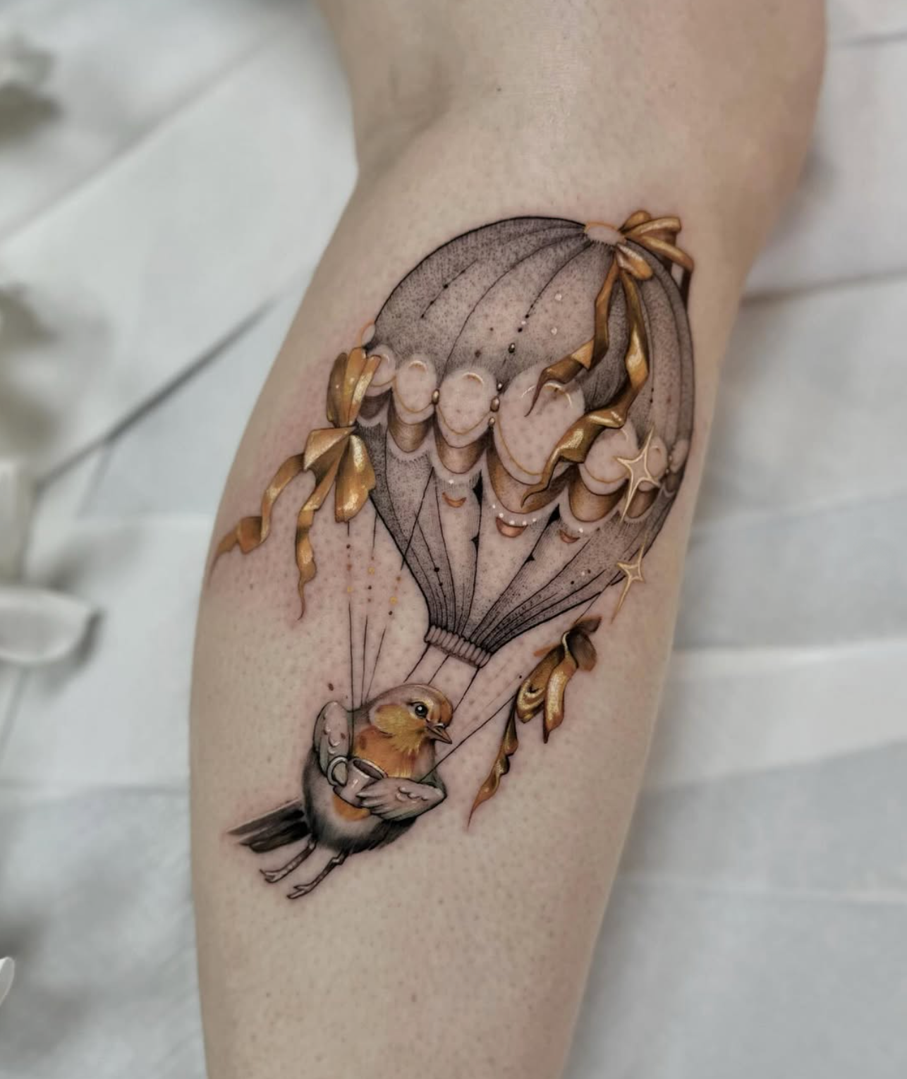 Ein Vogel auf Reisen · Unterarm · Tattoo von Annlie, Velvet Line Karlsruhe