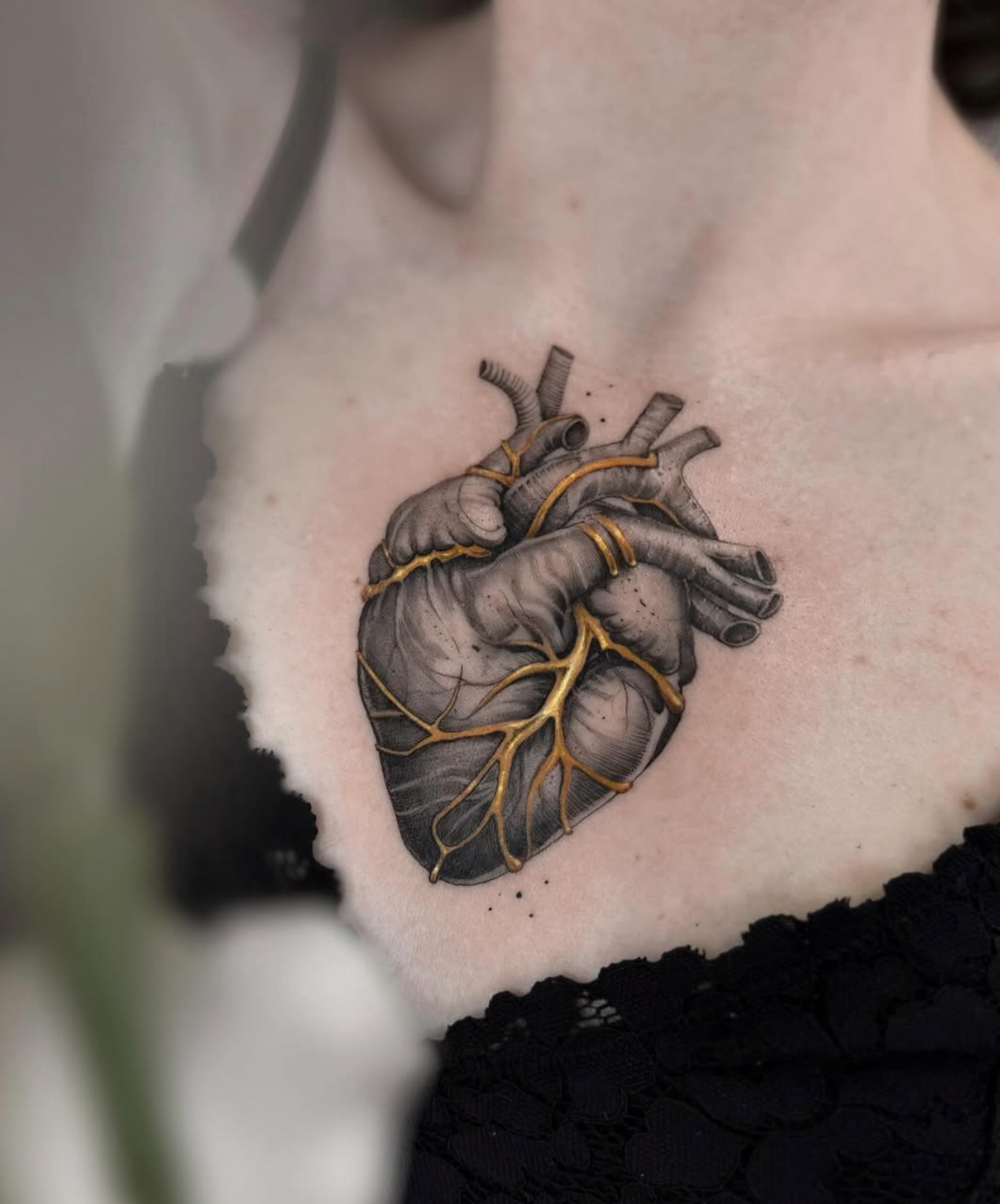 Herz mit goldenen Linien · Brust · Tattoo von Annlie, Velvet Line Karlsruhe