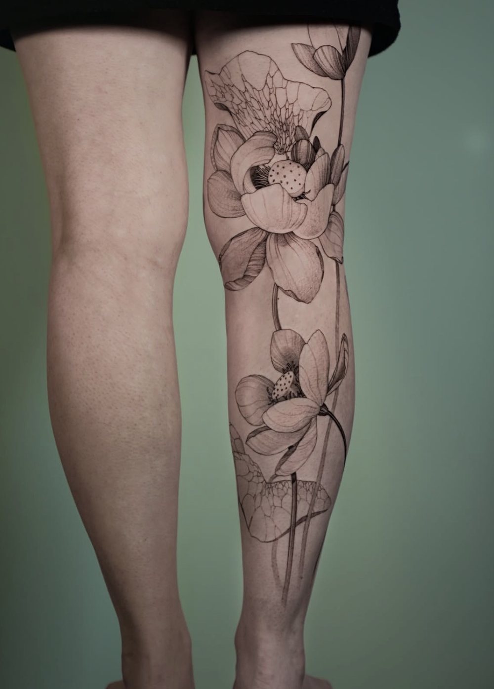 Botanisches Fine Line Tattoo Bein, Lotus und Blüten, von Misha, Velvet Line Karlsruhe