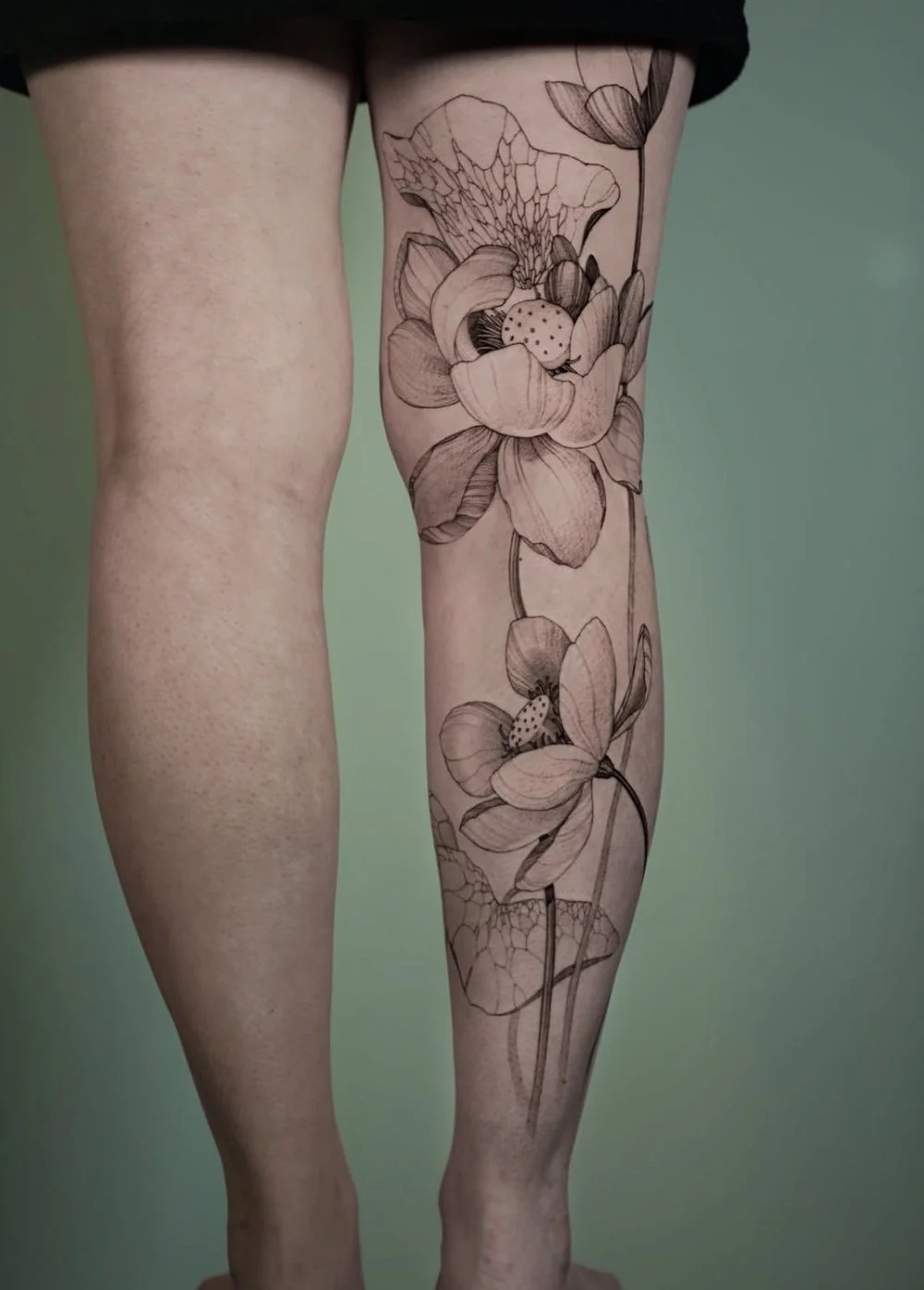 Lotusblüten · Bein · Tattoo von Misha, Velvet Line Karlsruhe