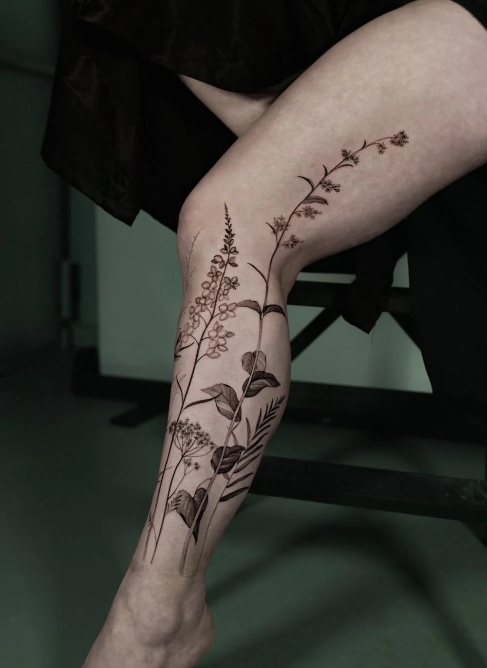 Wildblumen und Gräser · Bein · Tattoo von Misha, Velvet Line Karlsruhe