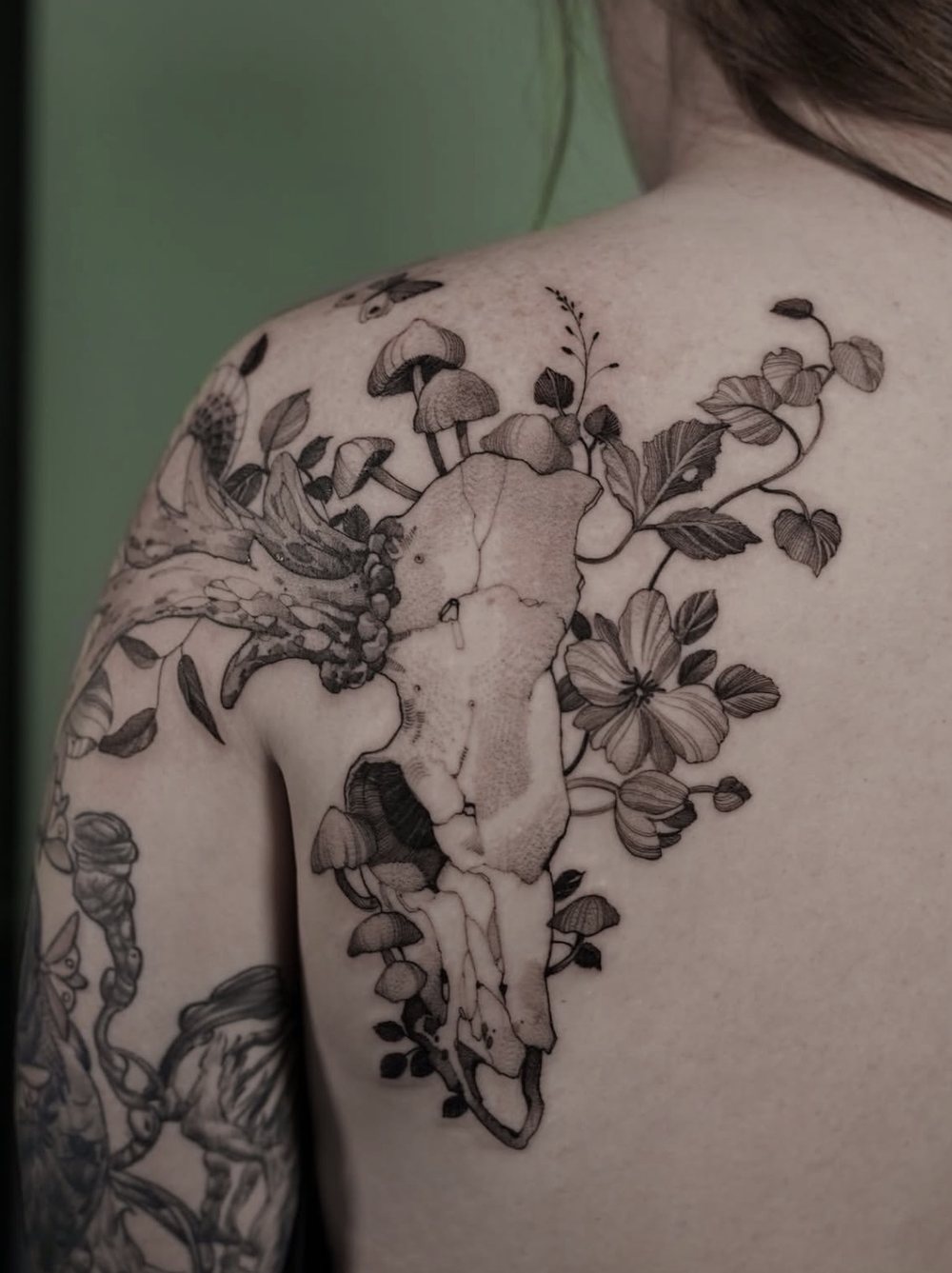 Tierschädel mit Pilzen und Blüten als Fine Line Tattoo am Schulterblatt, von Misha, Velvet Line Karlsruhe