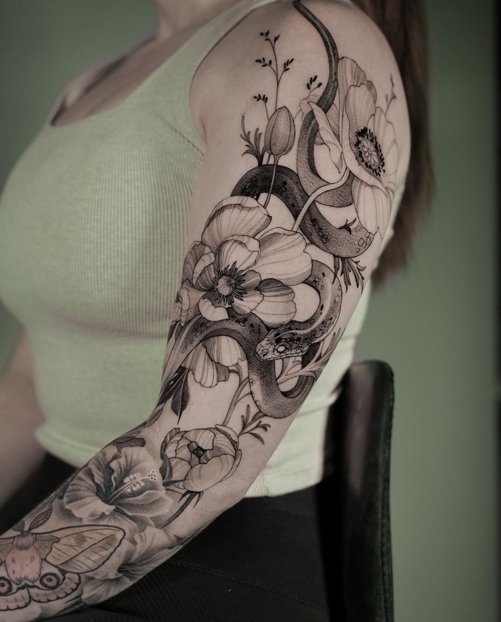 Mohnblüten mit Schlange, botanisches Sleeve Tattoo, von Misha, Velvet Line Karlsruhe