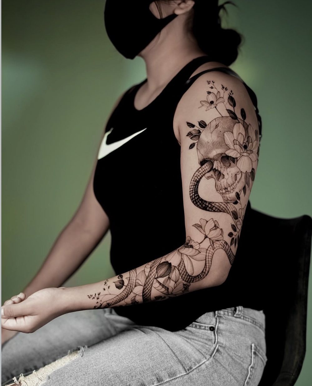 Totenkopf mit Schlange und Blüten, Fine Line Sleeve, von Misha, Velvet Line Karlsruhe