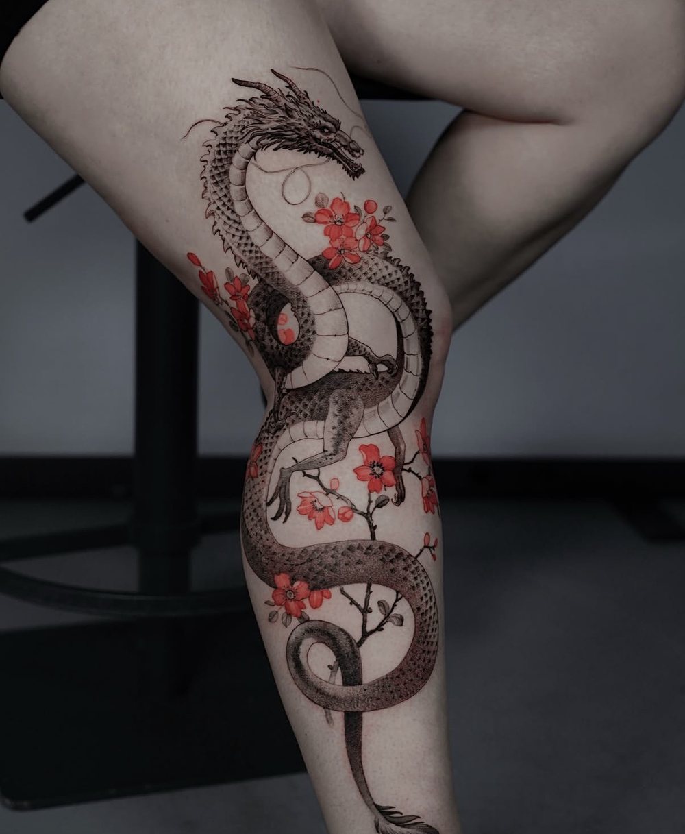 Drache mit Kirschblüten in Rot, großflächiges Beintattoo, von Misha, Velvet Line Karlsruhe