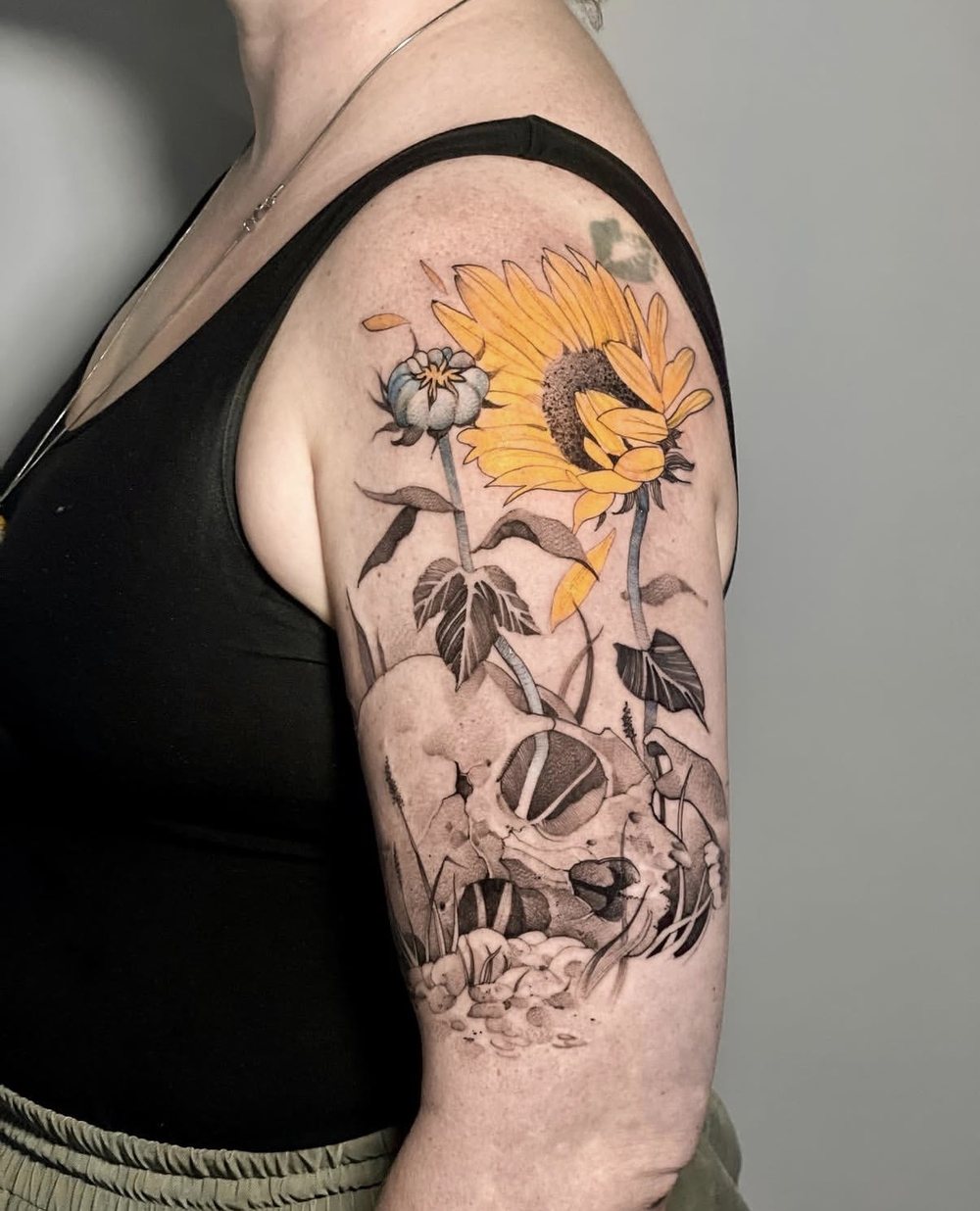 Sonnenblume in Farbe mit Tierschädel, Oberarm Tattoo, von Misha, Velvet Line Karlsruhe