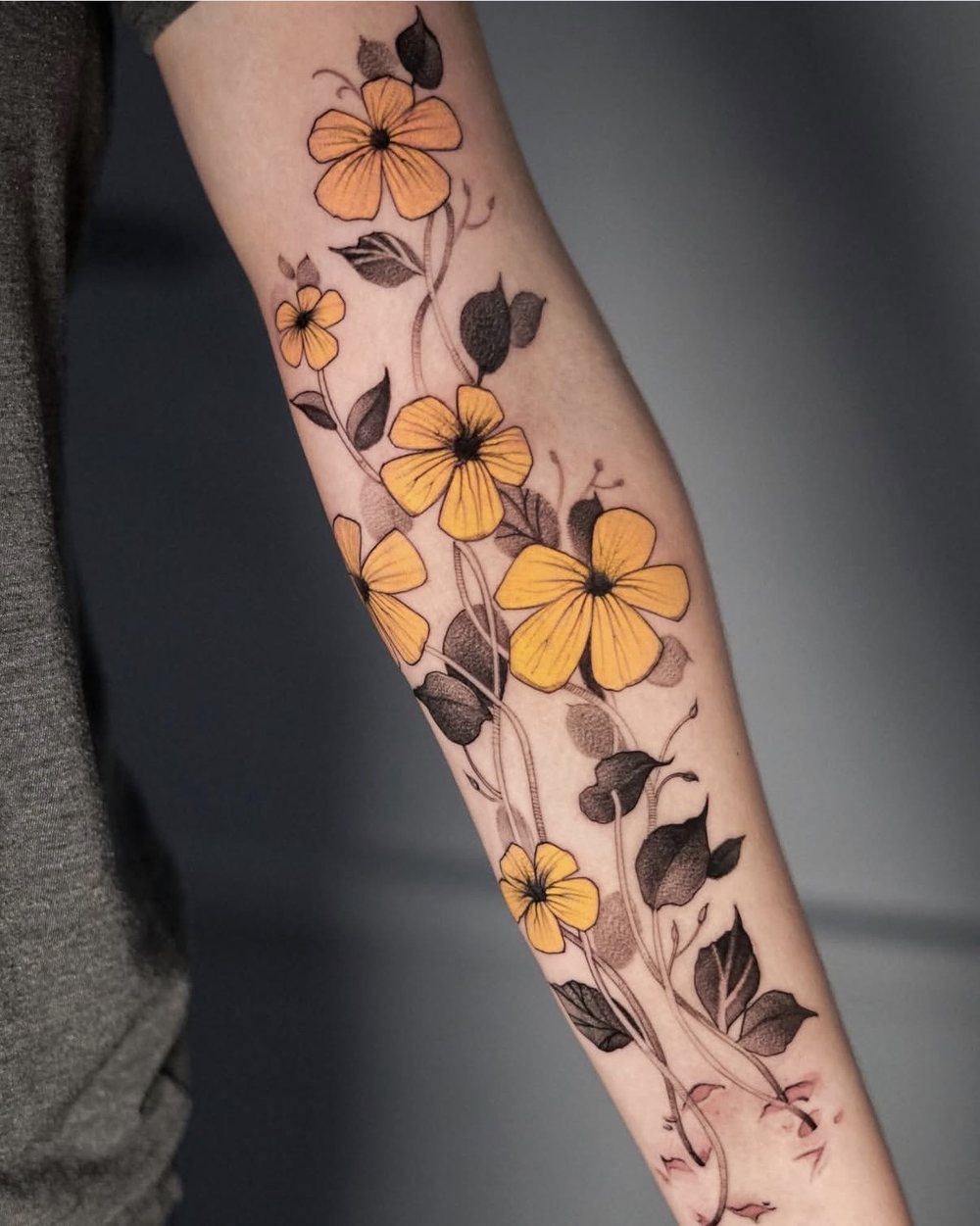 Sonnenblume in Farbe mit Tierschädel, Oberarm Tattoo, von Misha, Velvet Line Karlsruhe