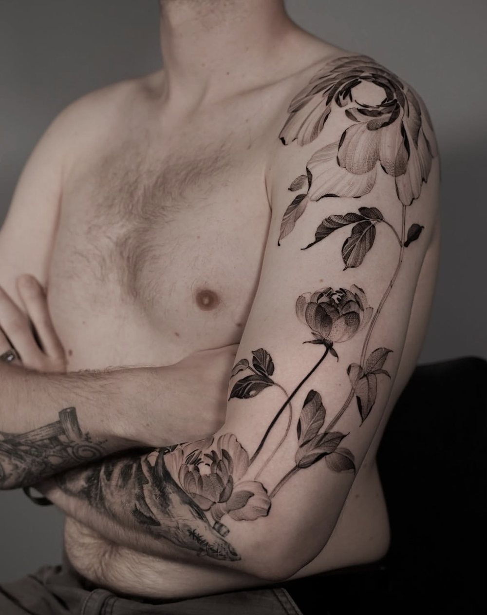 Gelbe Blüten mit Blättern, farbiges botanisches Tattoo am Unterarm, von Misha, Velvet Line Karlsruhe