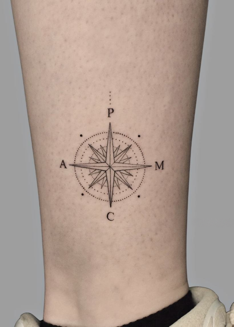 Ein feiner Kompass · Arm · Tattoo von Joseph, Velvet Line Karlsruhe