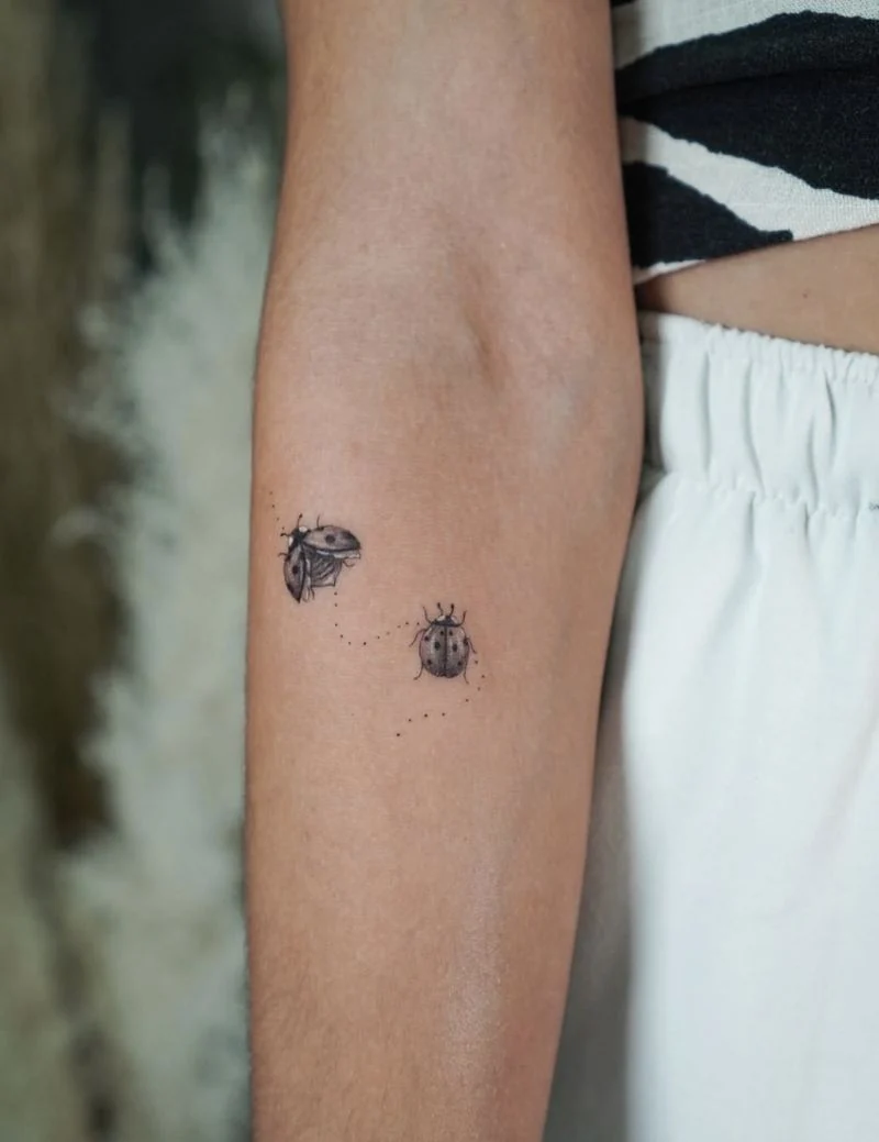 Zwei kleine Blüten · Arm · Tattoo von Mary, Velvet Line Karlsruhe