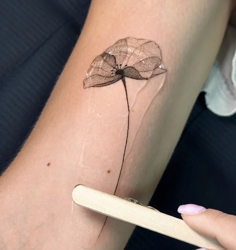 Eine einzelne Blüte · Unterarm · Tattoo von Mary, Velvet Line Karlsruhe