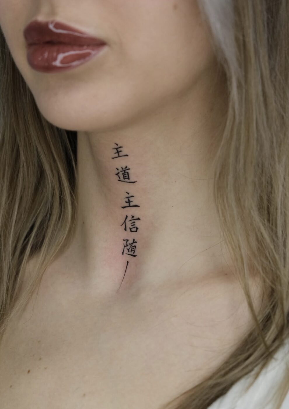 Biene Fineline Tattoo Unterarm, Velvet Line Karlsruhe