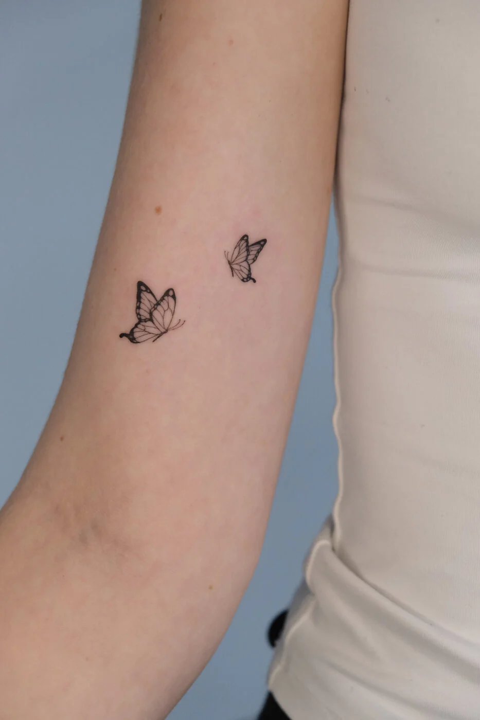 Zwei feine Schmetterlinge · Arm · Tattoo von Max, Velvet Line Karlsruhe