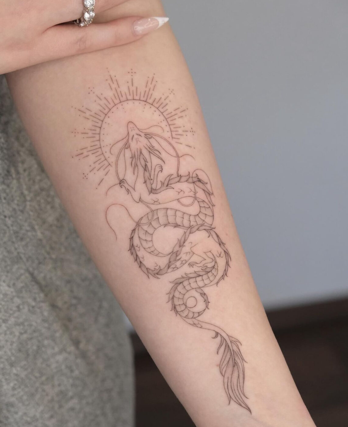 Schmetterling Fineline Tattoo Oberschenkel, Velvet Line Karlsruhe