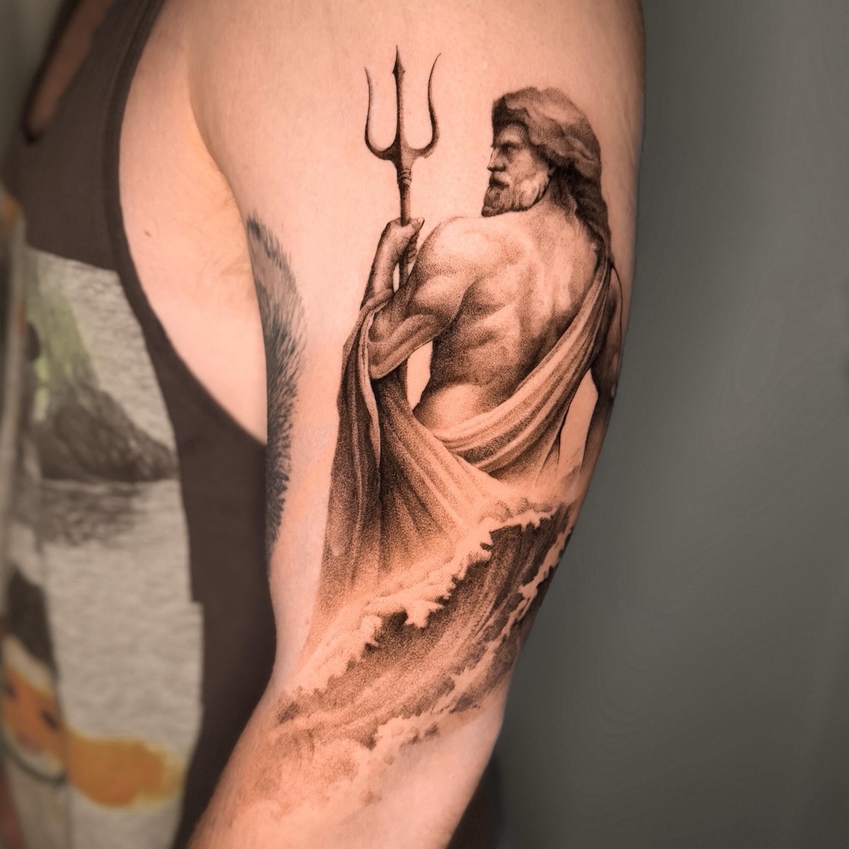 Poseidon mit Dreizack · Oberarm · Tattoo von Inna, Velvet Line Karlsruhe
