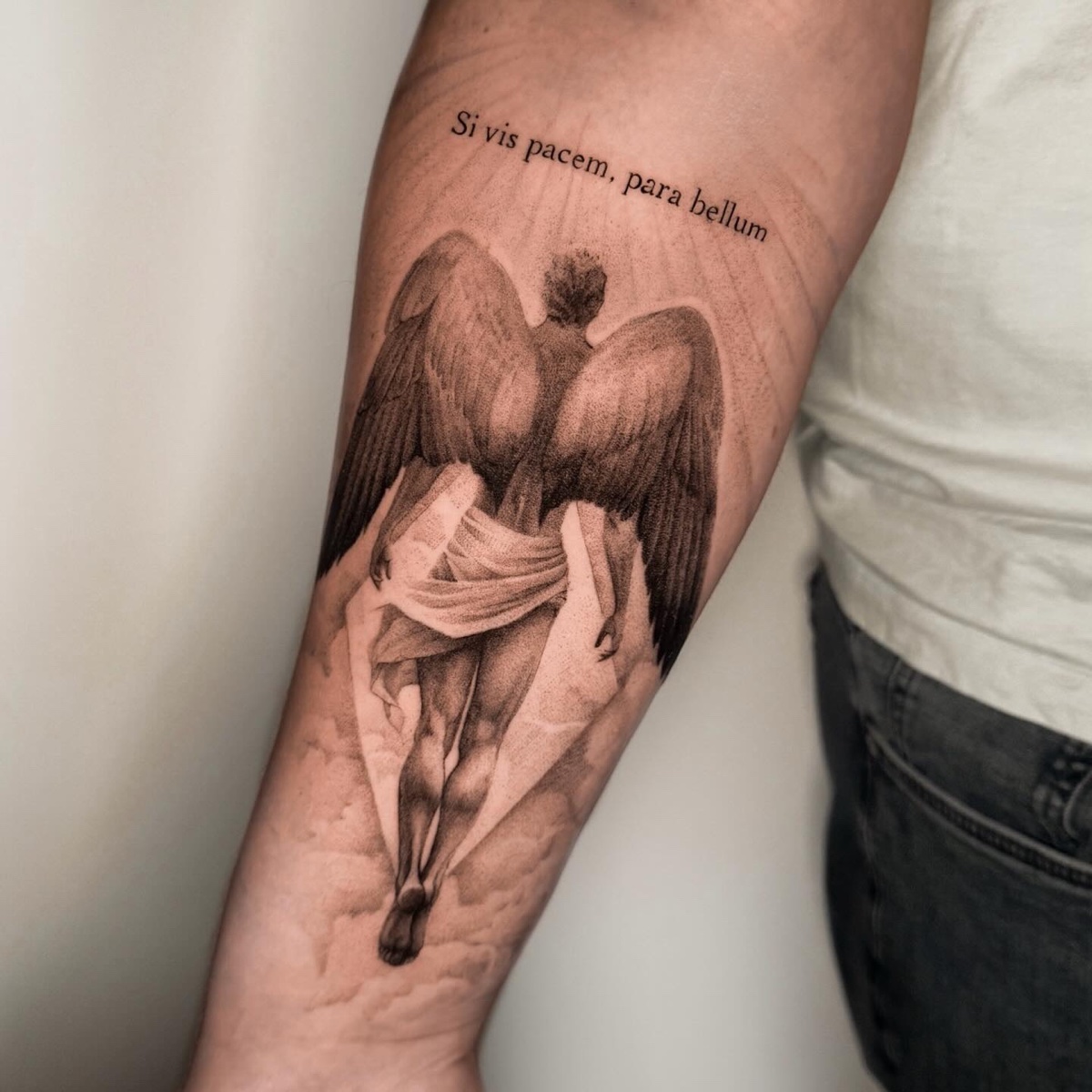 Engel im Aufstieg · Unterarm · Tattoo von Inna, Velvet Line Karlsruhe