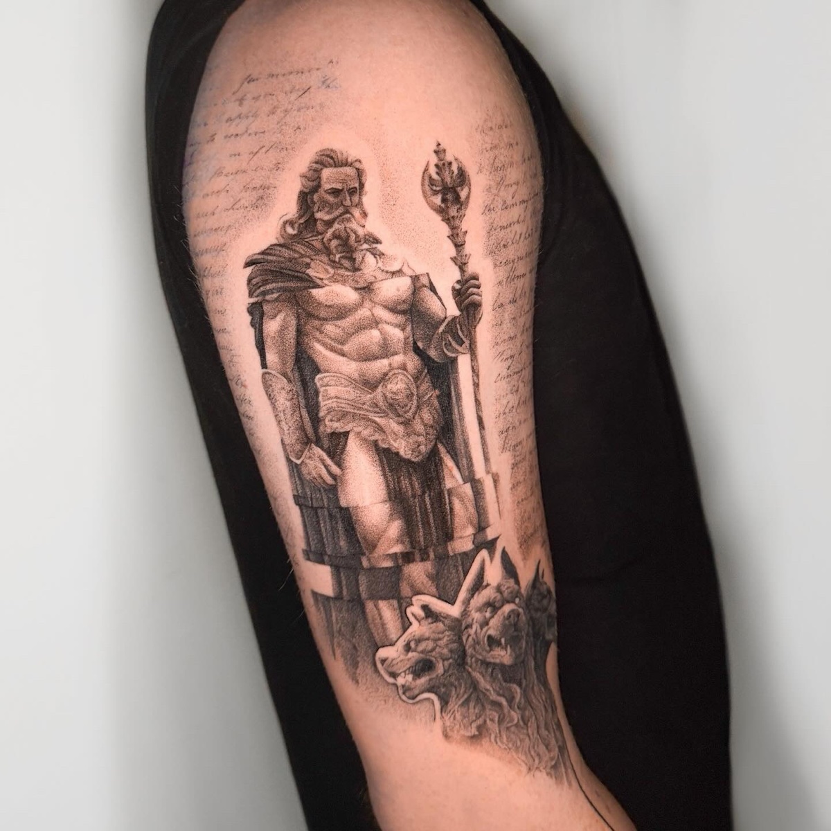 Hades mit Kerberos · Oberarm · Tattoo von Inna, Velvet Line Karlsruhe