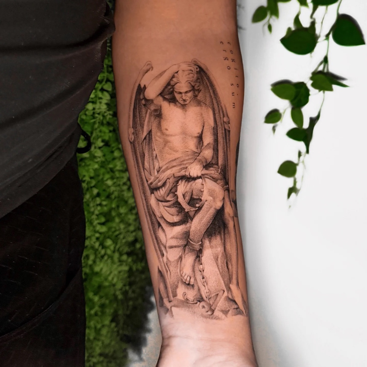 Gefallener Engel nach einer Statue · Unterarm · Tattoo von Inna, Velvet Line Karlsruhe
