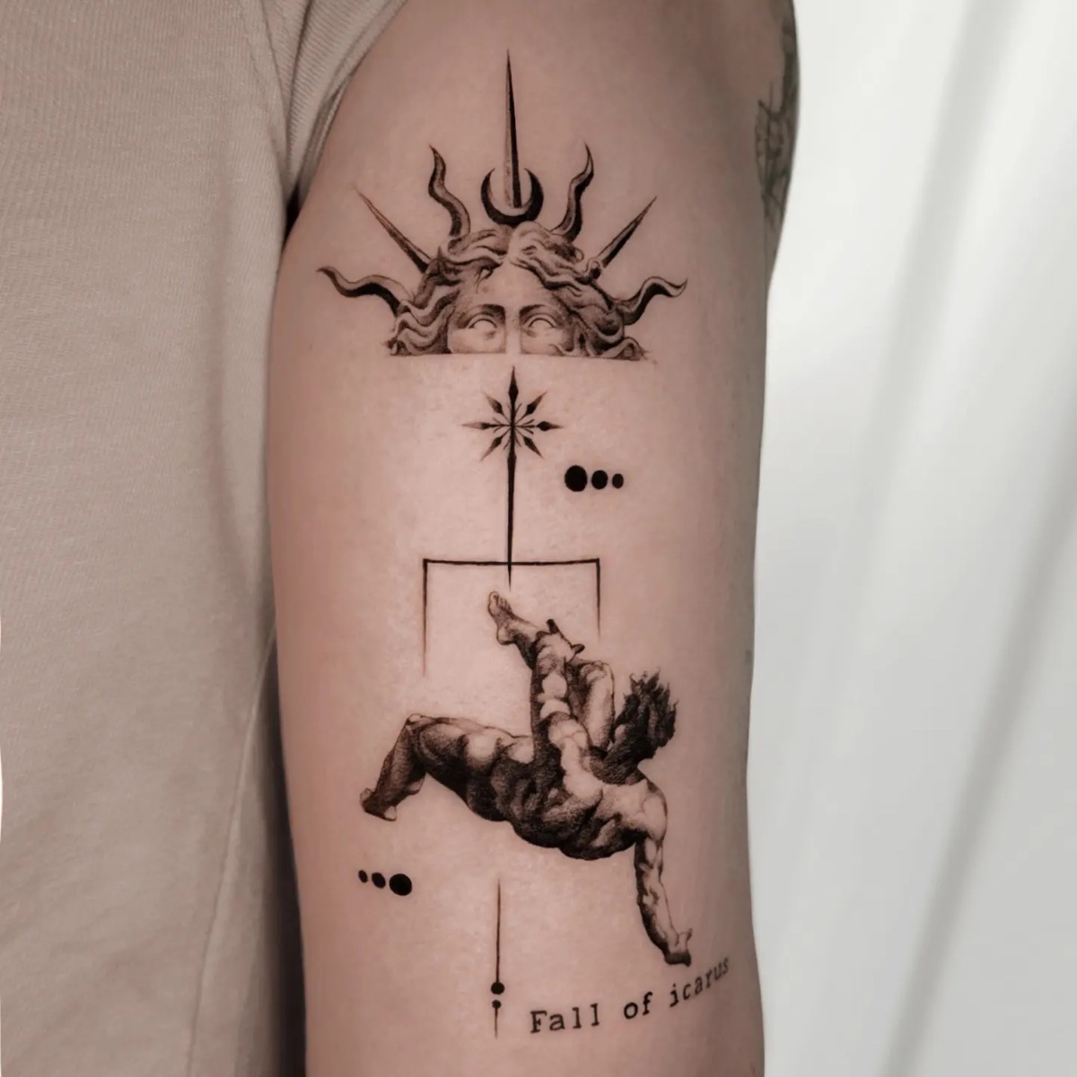 Medusa und Ikarus in Fine Line · Oberarm · Tattoo von Inna, Velvet Line Karlsruhe