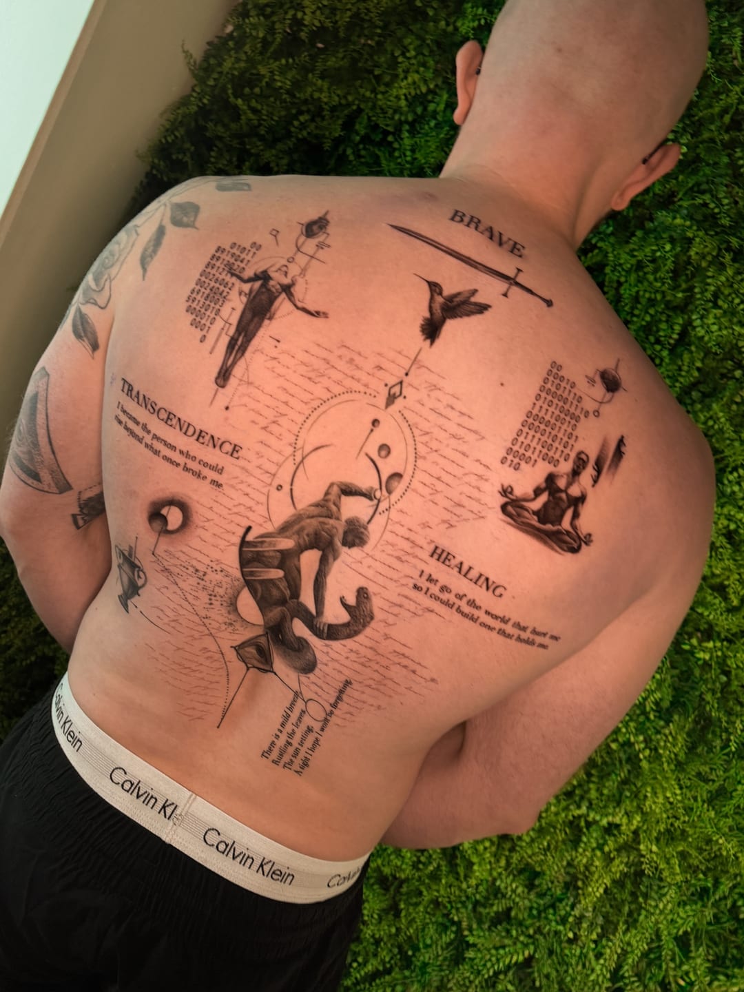 Rückenstück mit Figuren und Schrift · Rücken · Tattoo von Inna, Velvet Line Karlsruhe
