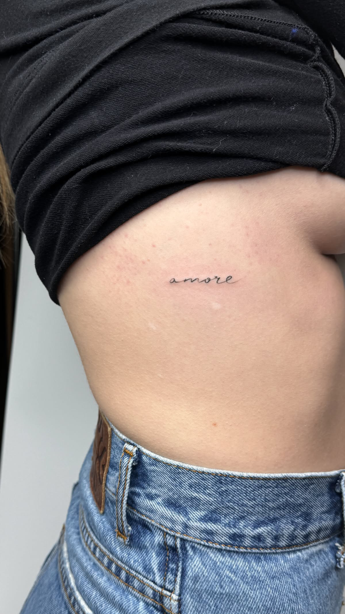 Schriftzug „Amore“ · Fine Line · Rippe · Tattoo von Inna, Velvet Line Karlsruhe