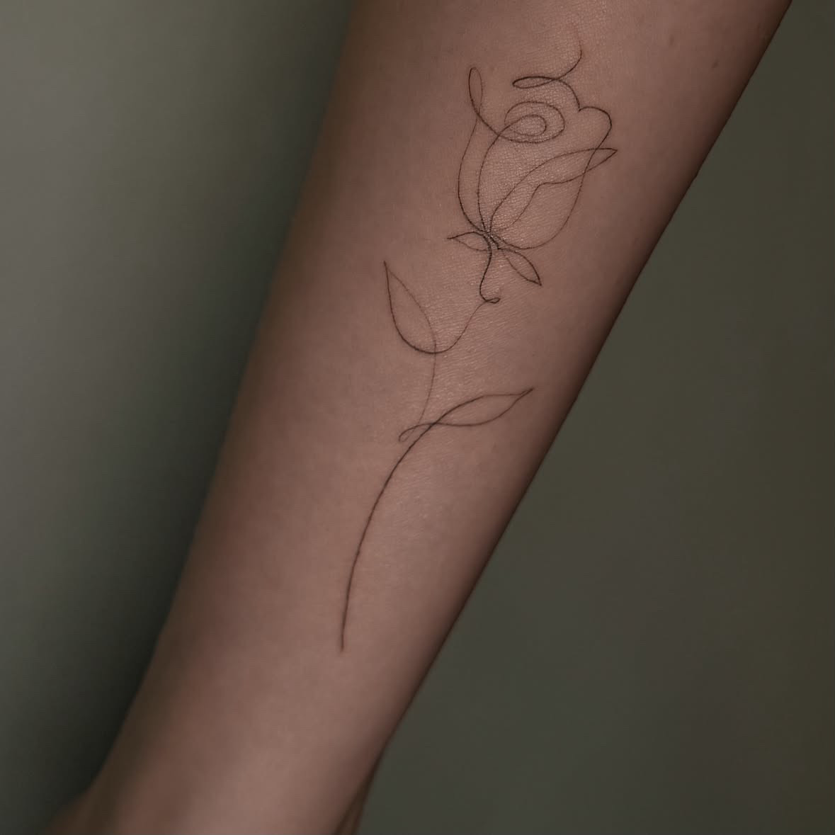 Rose in einer Linie · Fine Line · Unterarm · Tattoo von Inna, Velvet Line Karlsruhe