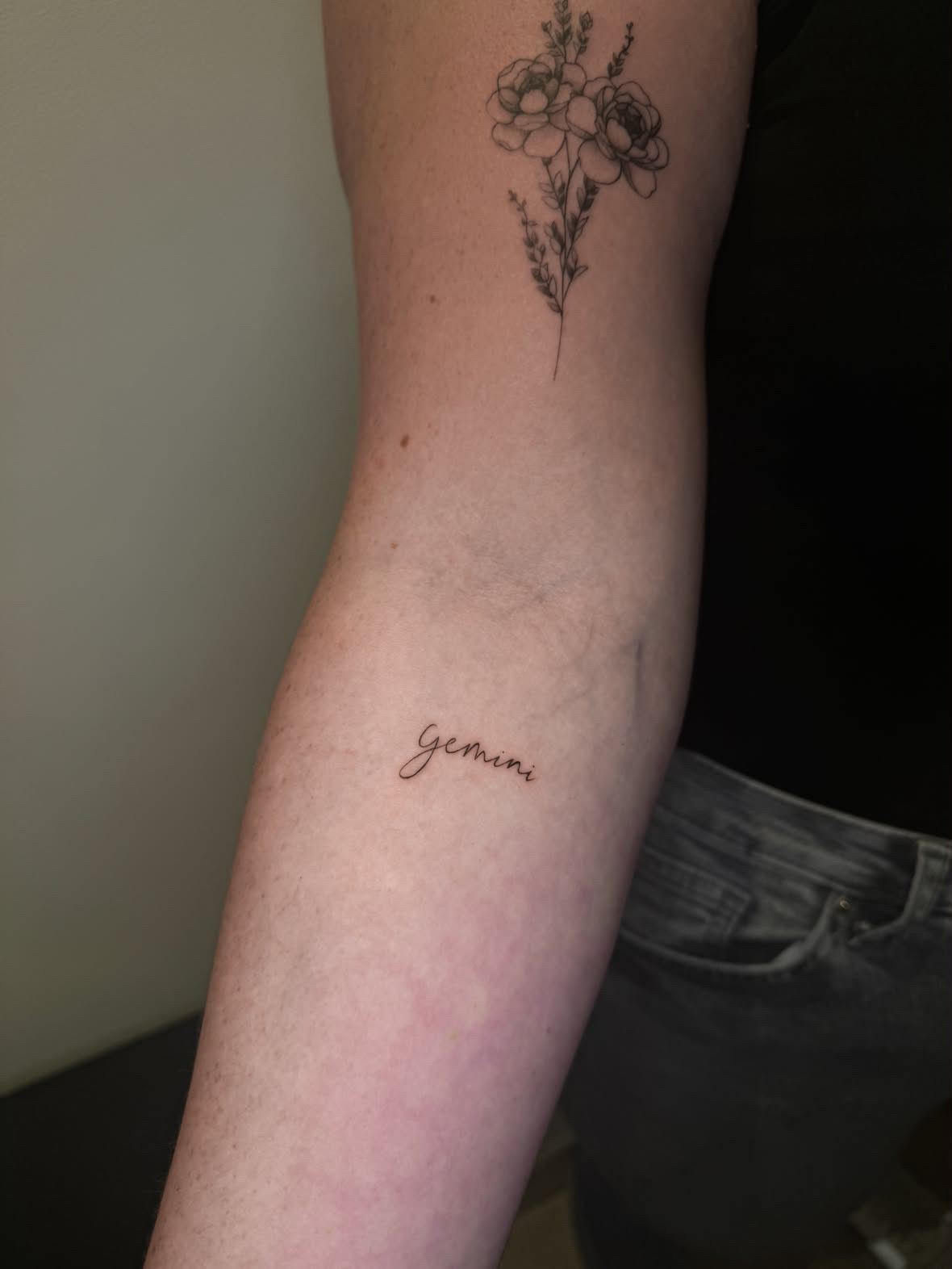 Schriftzug „Gemini“ · Fine Line · Arm · Tattoo von Inna, Velvet Line Karlsruhe