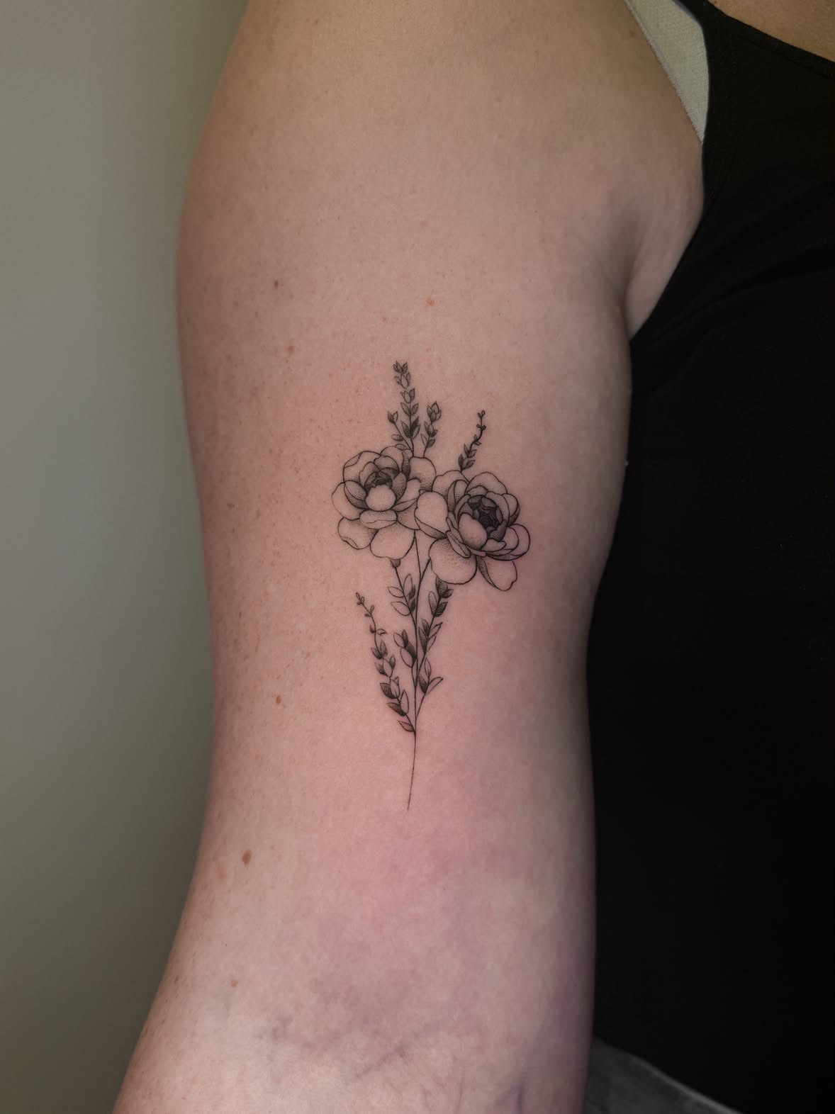 Blumen · Fine Line · Oberarm · Tattoo von Inna, Velvet Line Karlsruhe
