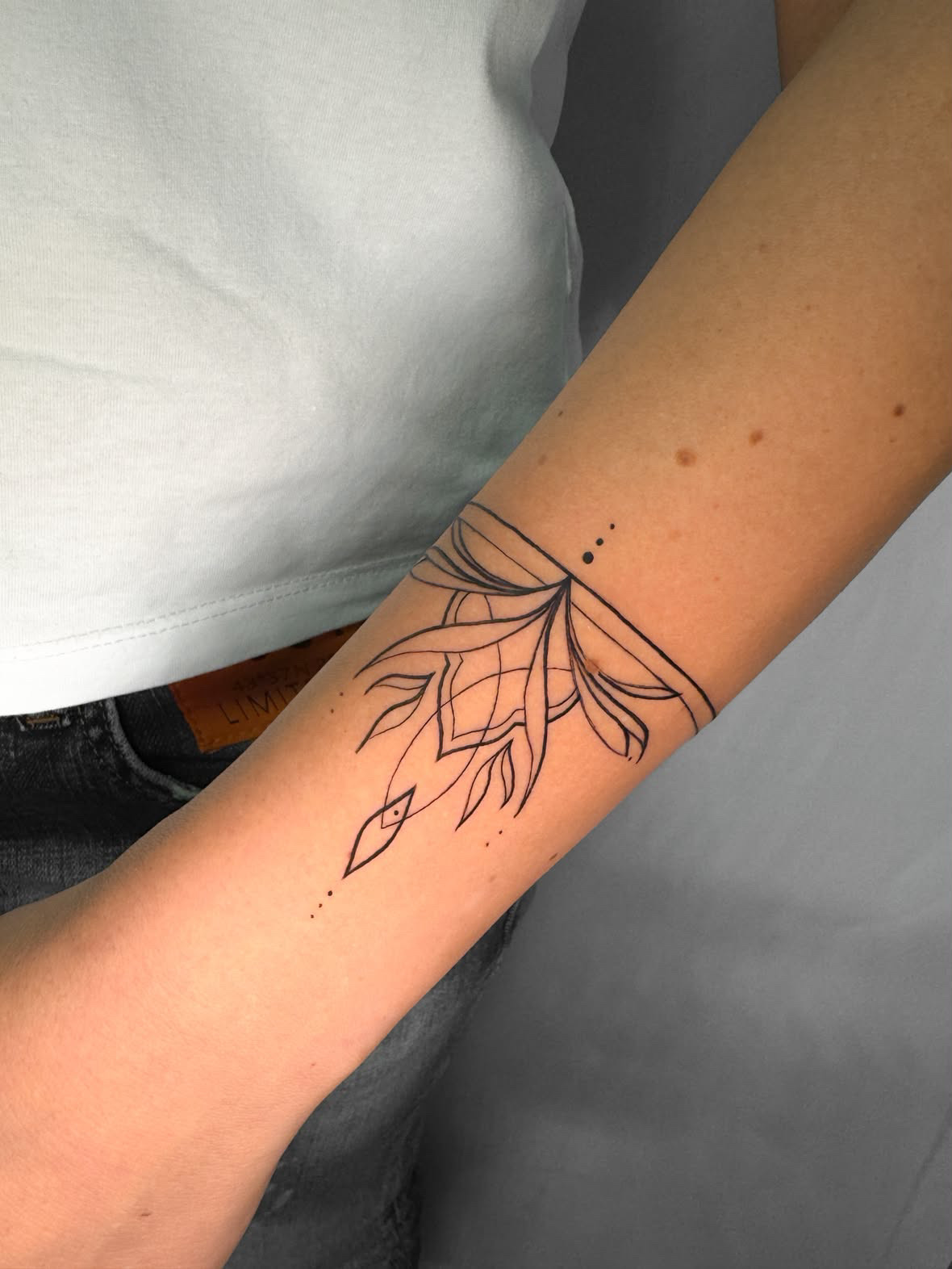 Armband mit Ornament · Fine Line · Unterarm · Tattoo von Inna, Velvet Line Karlsruhe
