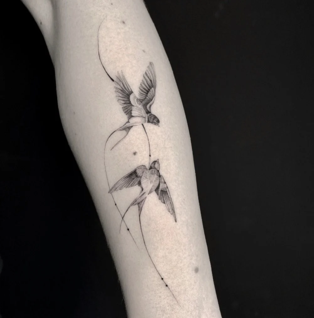 Zwei Schwalben · Unterarm · Tattoo von Barni, Velvet Line Karlsruhe