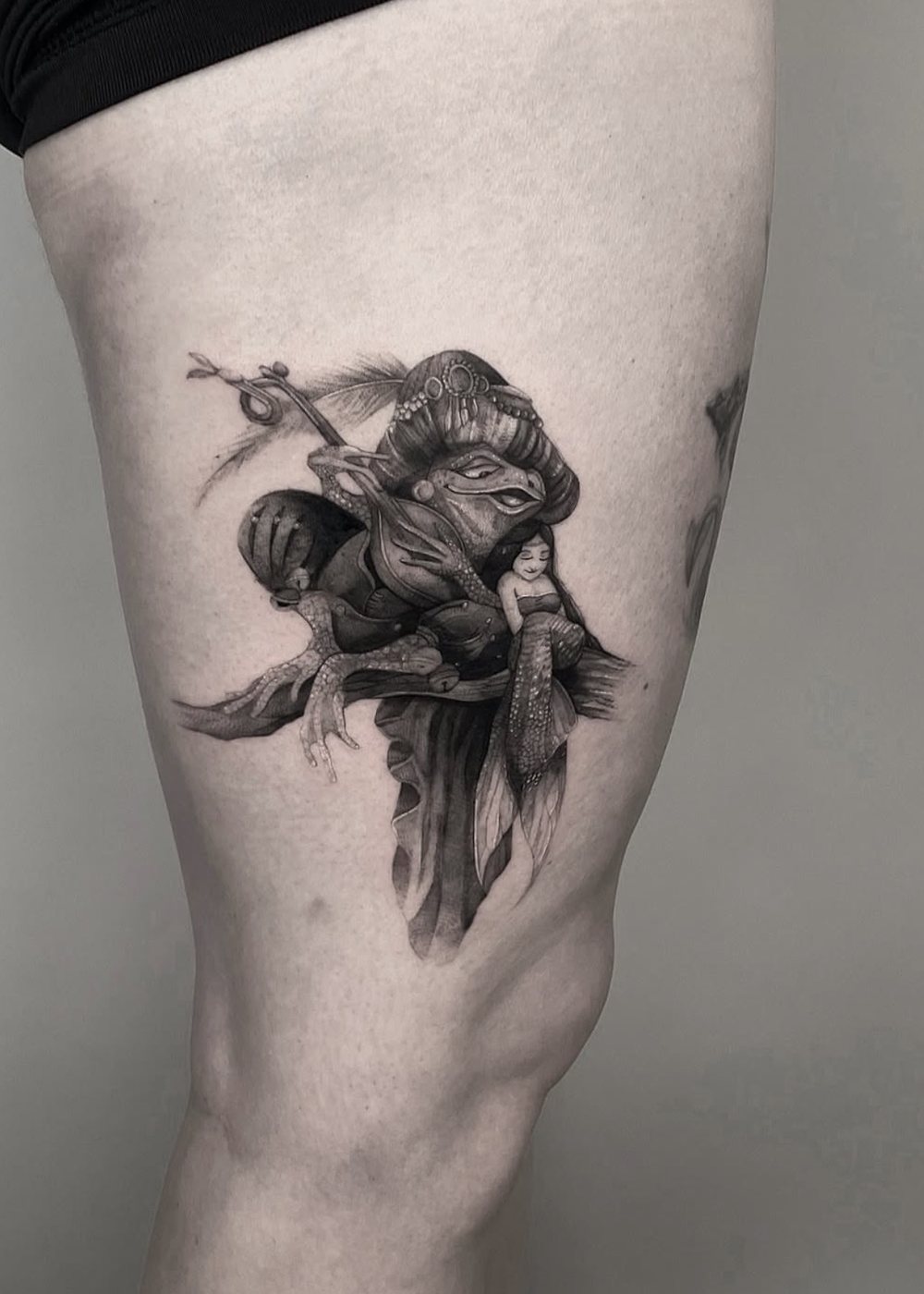 Kröte mit Meerjungfrau, illustratives Tattoo am Oberschenkel, von Barni, Velvet Line Karlsruhe