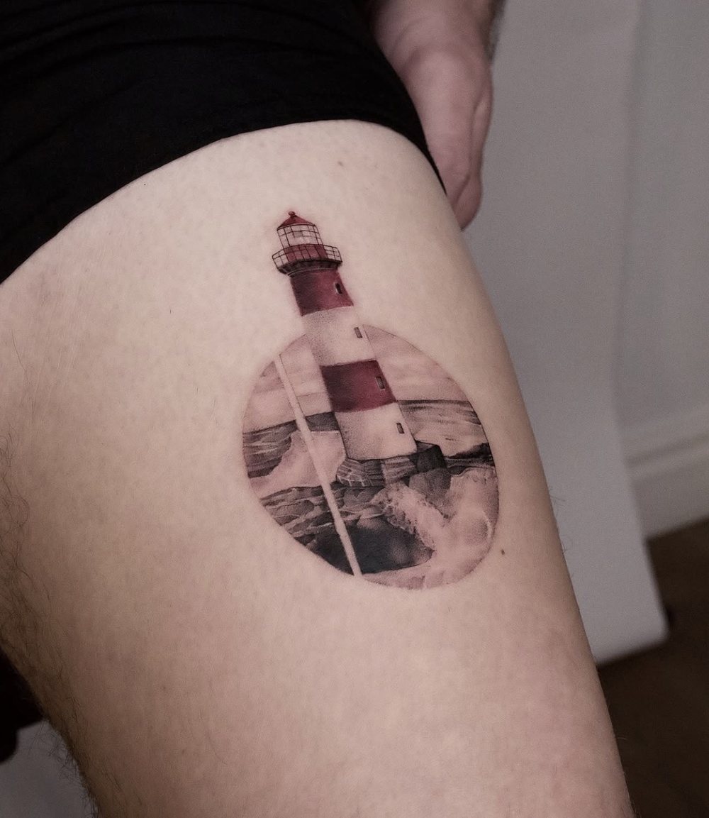 Leuchtturm im Rund, Micro Realistic Tattoo in Farbe am Oberschenkel, von Barni, Velvet Line Karlsruhe