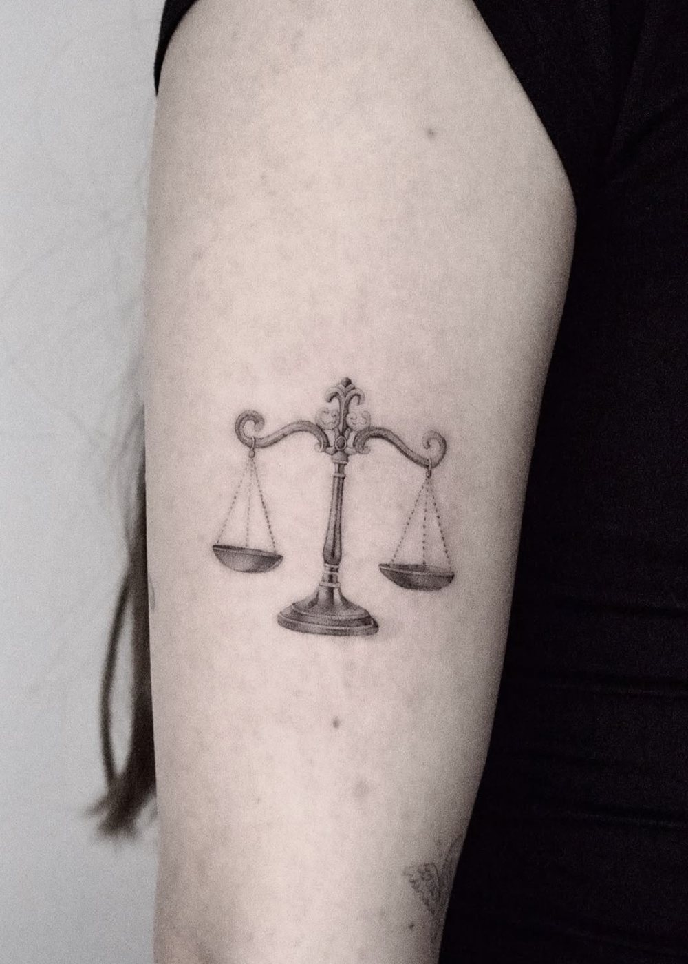 Waage als feines Micro Realistic Tattoo am Oberarm, von Barni, Velvet Line Karlsruhe