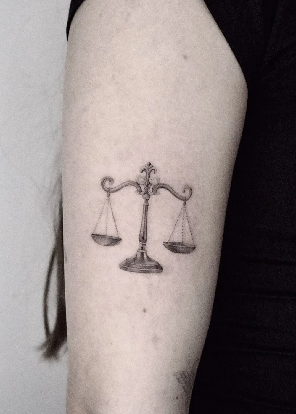 Eine Waage im Gleichgewicht · Oberarm · Tattoo von Barni, Velvet Line Karlsruhe