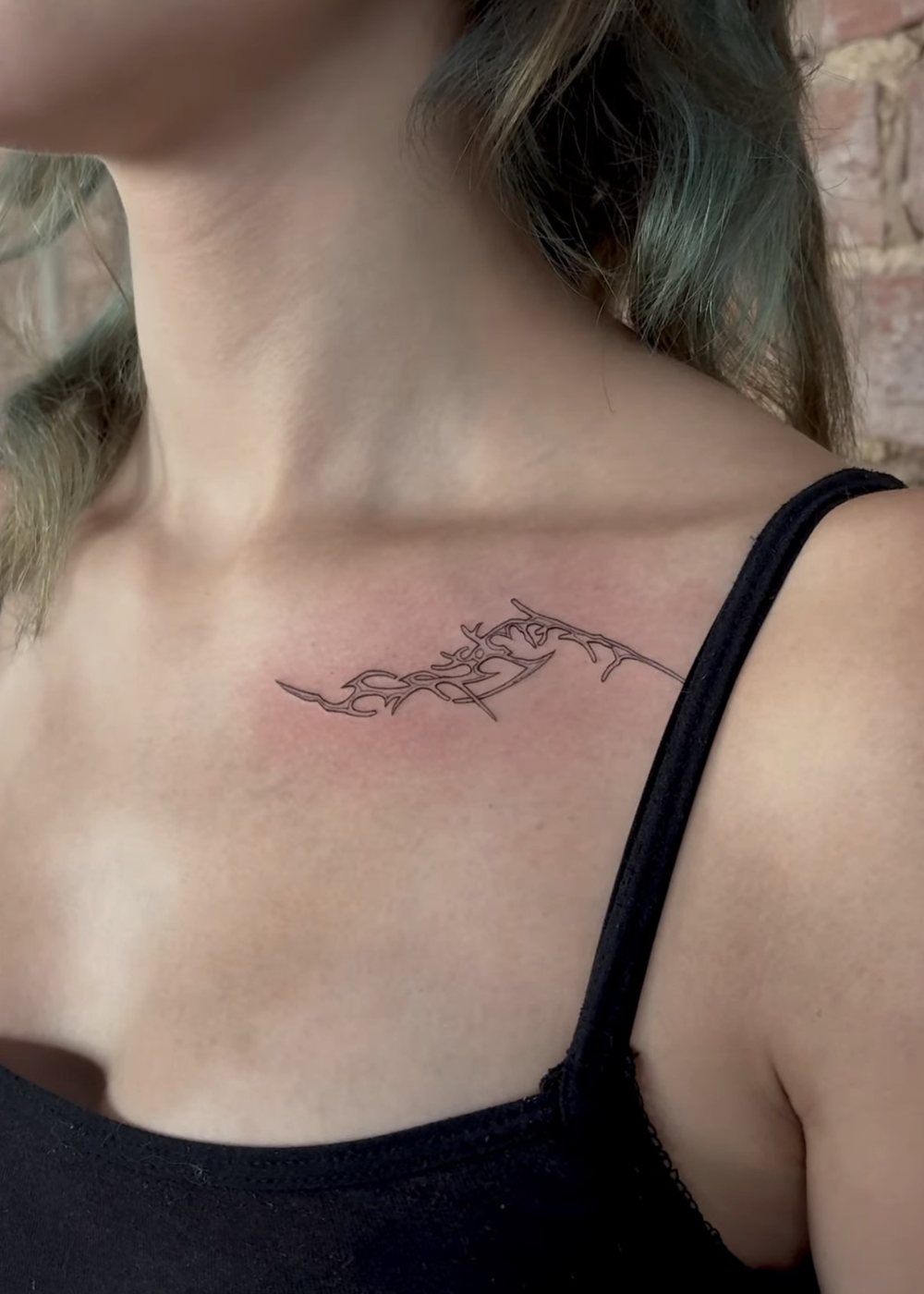 Feines Ornament als Fine Line Tattoo am Schlüsselbein, von Barni, Velvet Line Karlsruhe