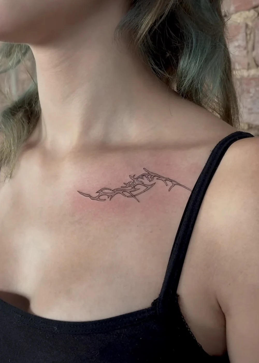 Feines Ornament · Schlüsselbein · Tattoo von Barni, Velvet Line Karlsruhe