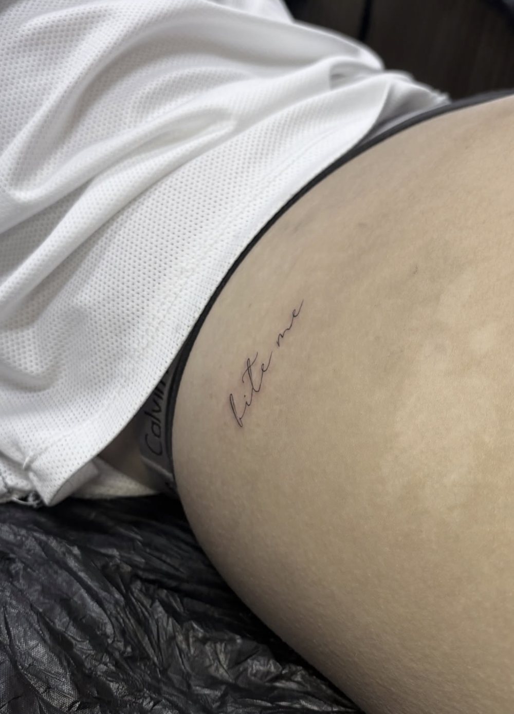 Drache mit geometrischen Formen als Fine Line Tattoo am Rücken, von Barni, Velvet Line Karlsruhe