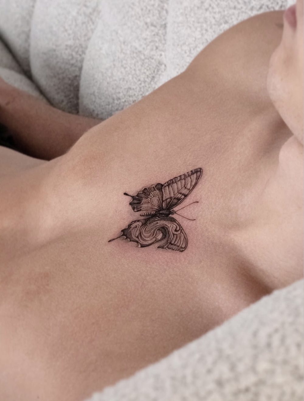 Schmetterling als Micro Realistic Tattoo an der Schulter, von Barni, Velvet Line Karlsruhe