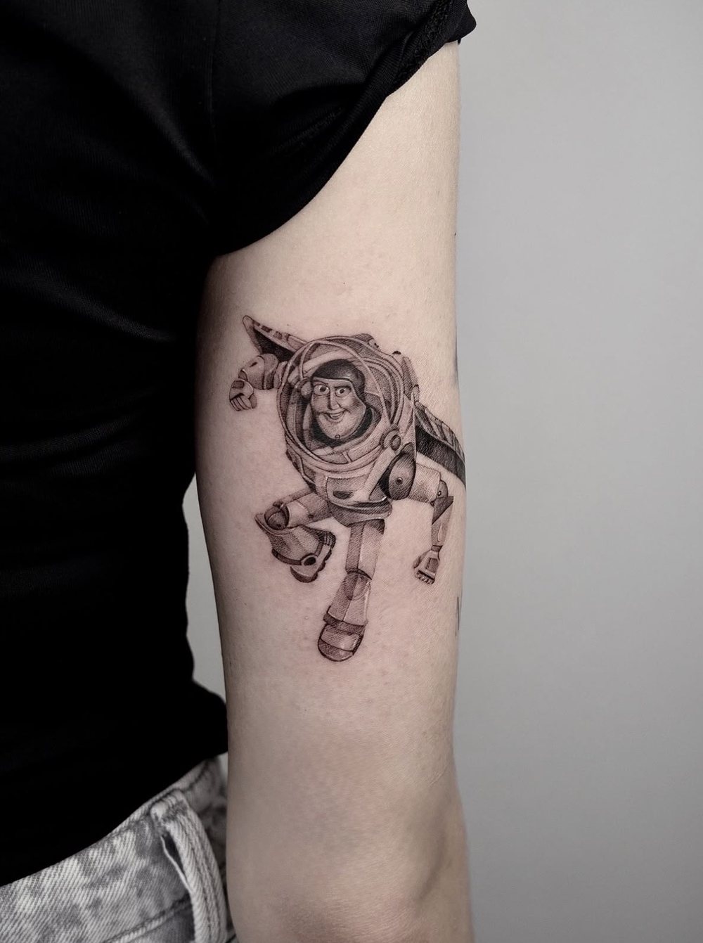 Filmfigur als Micro Realistic Tattoo am Oberarm, von Barni, Velvet Line Karlsruhe