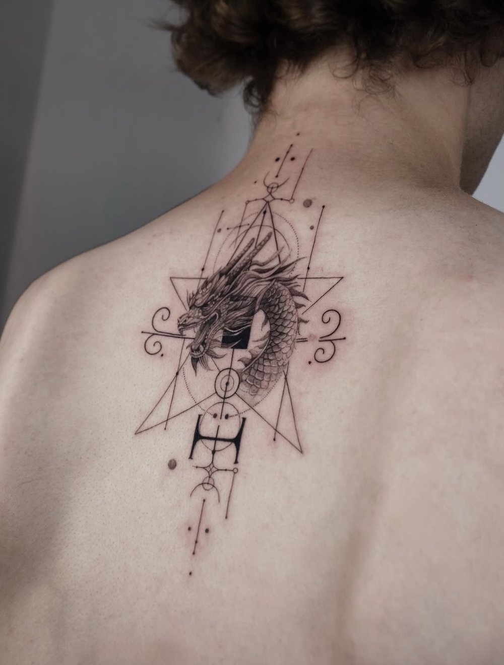 Feiner Schriftzug als Fine Line Tattoo an der Hüfte, von Barni, Velvet Line Karlsruhe