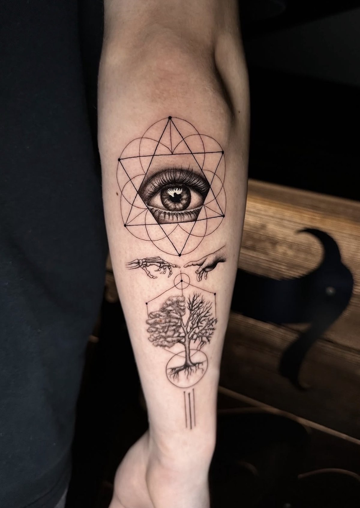 Auge im Sechseck mit Händen und Baum, feines Fine Line Tattoo am Unterarm, von Eveline, Velvet Line Karlsruhe