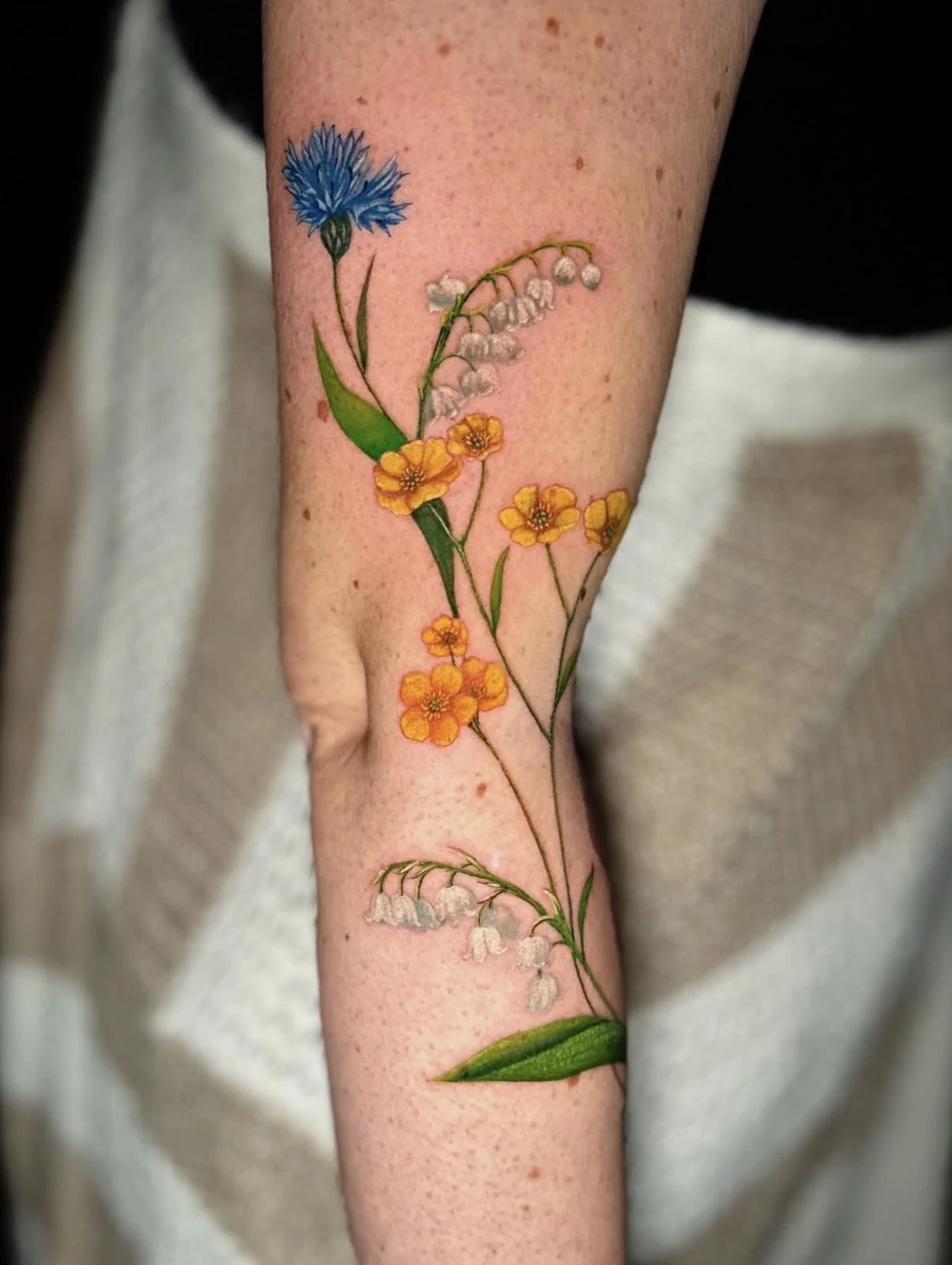 Wildblumen in Farbe · Arm · Tattoo von Eveline, Velvet Line Karlsruhe