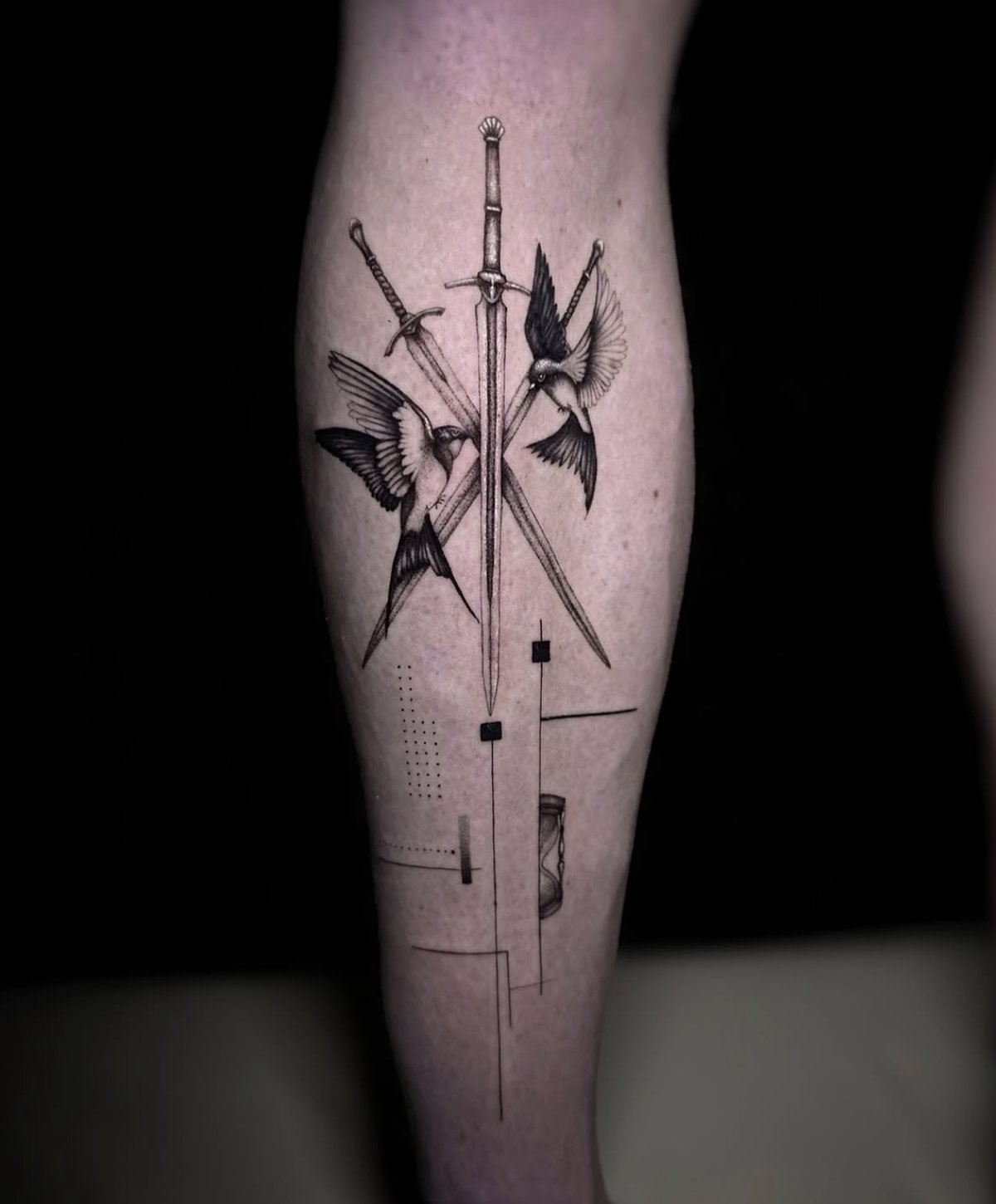 Schwerter mit zwei Schwalben, feines Fine Line Tattoo an der Wade, von Eveline, Velvet Line Karlsruhe