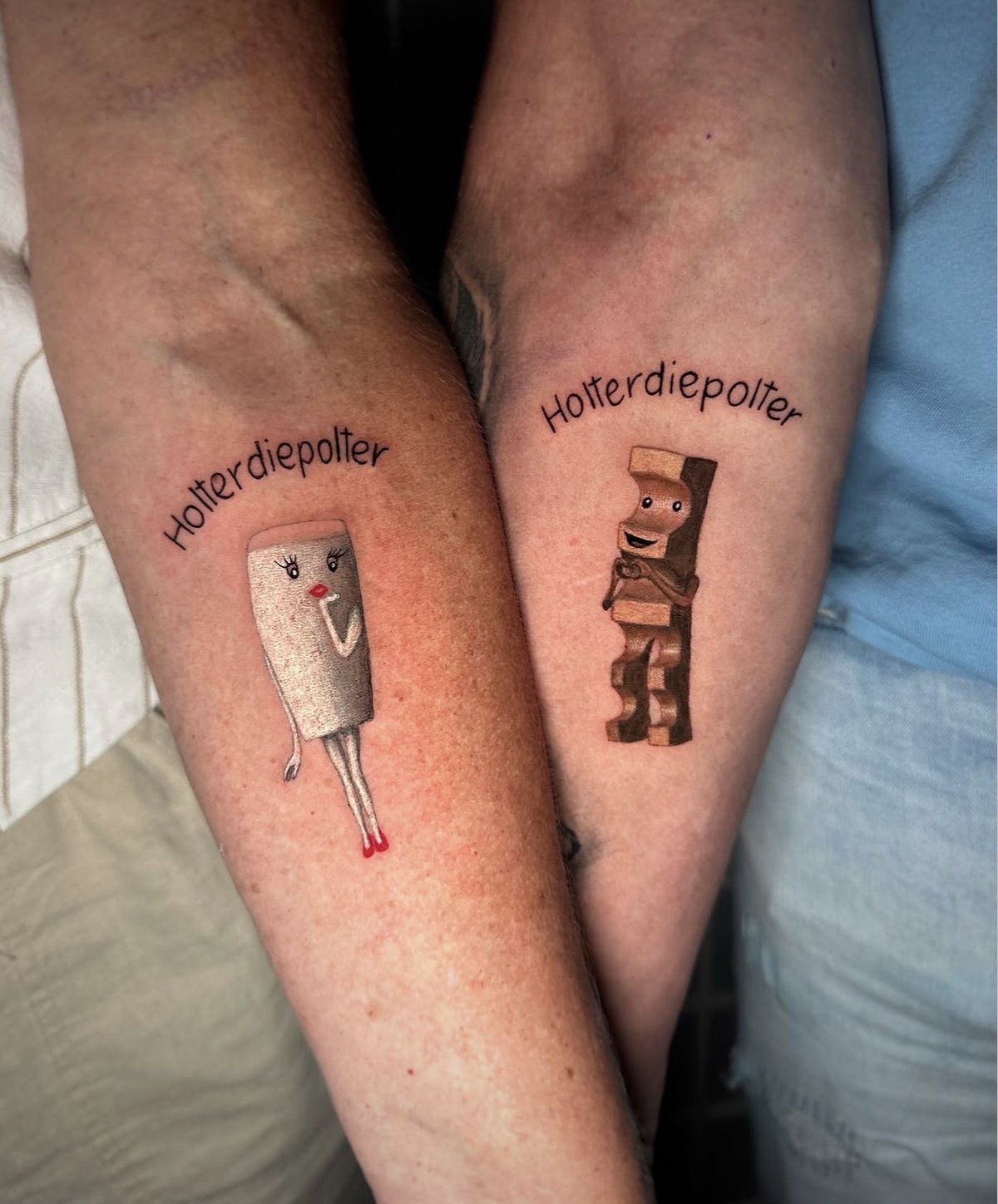 Zwei Partnertattoos mit Schriftzug am Unterarm, von Eveline, Velvet Line Karlsruhe